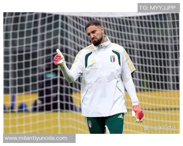 意大利足球队海报发布多纳鲁马巴雷拉雷特吉携手展现无悔拼搏精神